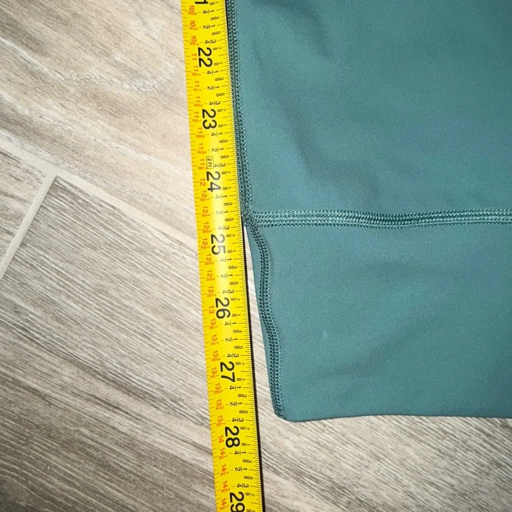 Vuori Daily Leggings-PLEASE SEE MEASUREMENTS. - Picture 6 of 10